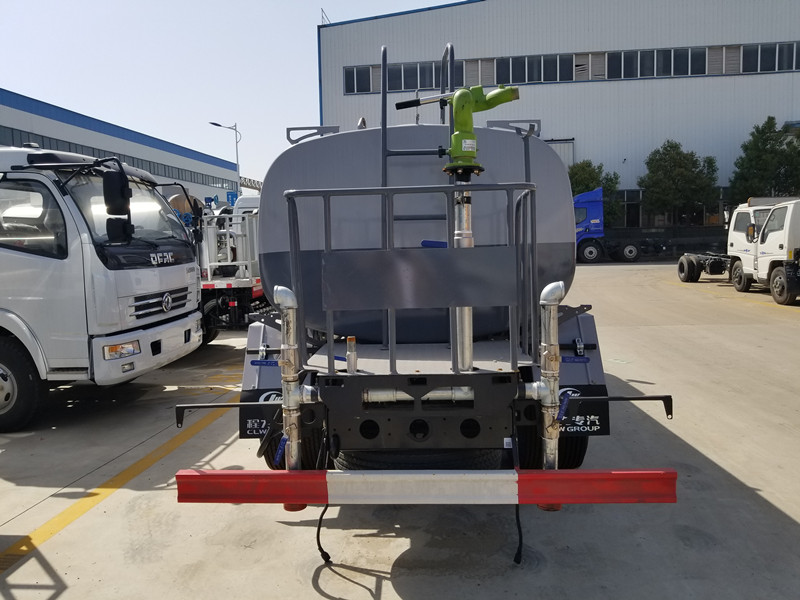 東風(fēng)標準化5噸灑水車