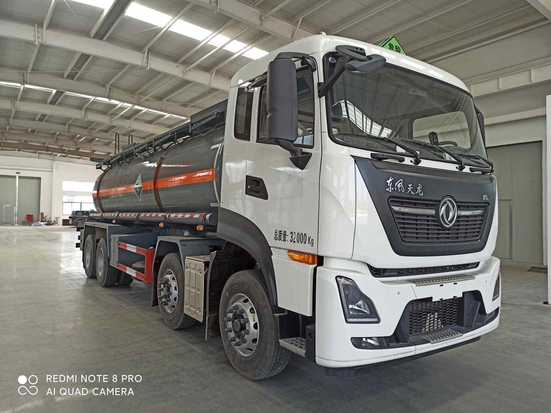 大力牌DLQ5320GFWD6型腐蝕性物品罐式運輸車